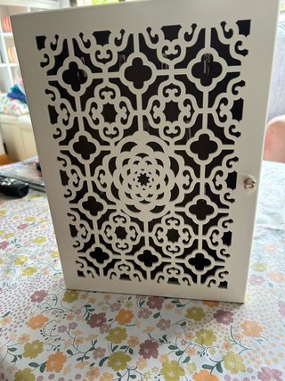 Armario llavero en madera blanca