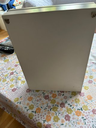 Armario llavero en madera blanca