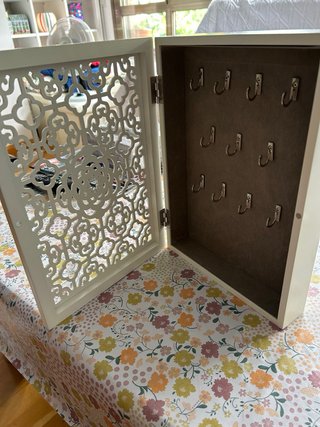 Armario llavero en madera blanca