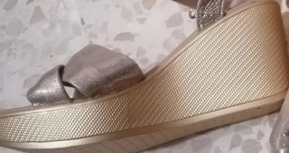 Sandalias doradas con lazo plataforma