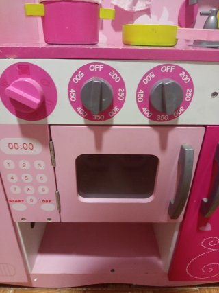 Cocinita de madera rosa