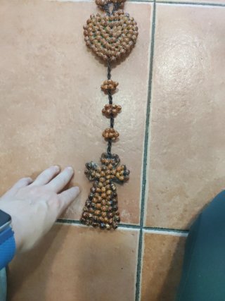 Rosario artesanal de garbanzos con corazón y ángel