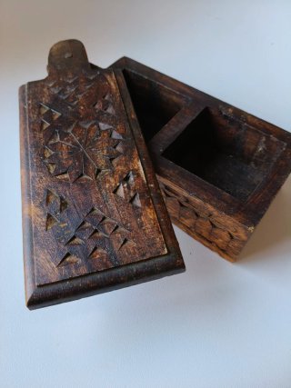 Caja de especias India tallada a mano