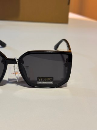Gafas de sol negras y doradas
