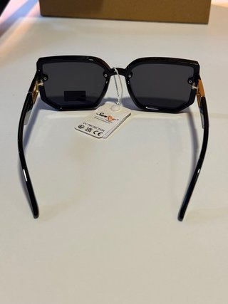 Gafas de sol negras y doradas