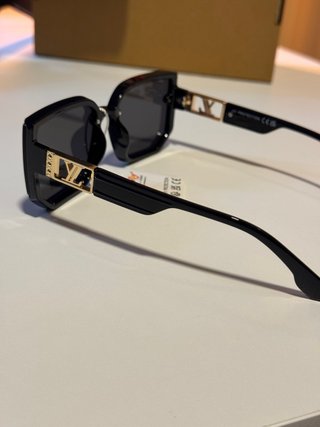Gafas de sol negras y doradas