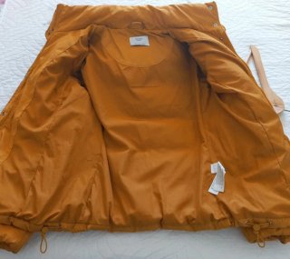 Chaqueta plumífero amarillo con capucha
