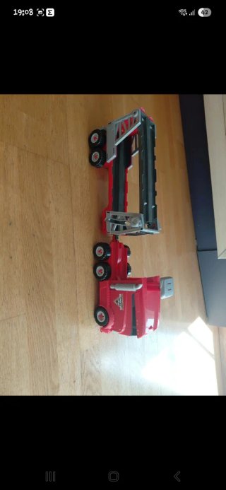 Camión Lanzador Rojo y Gris Incluye un coche