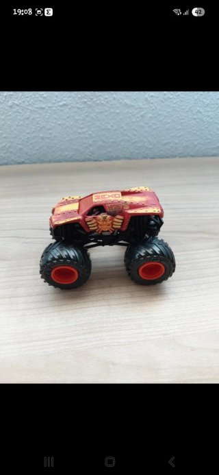 Camión Lanzador Rojo y Gris Incluye un coche