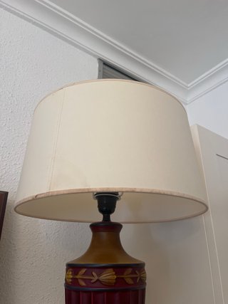 Lámpara de mesa vintage dorada y roja