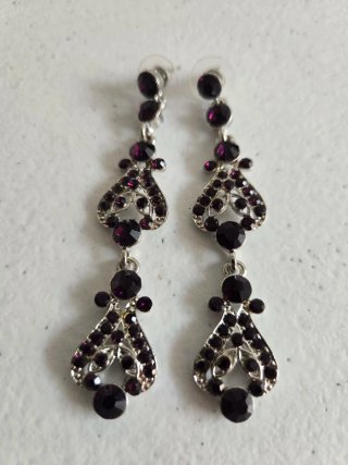 Pendientes largos morados y plateados