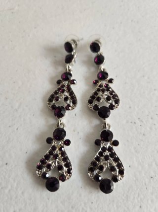 Pendientes largos morados y plateados