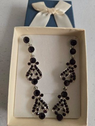Pendientes largos morados y plateados