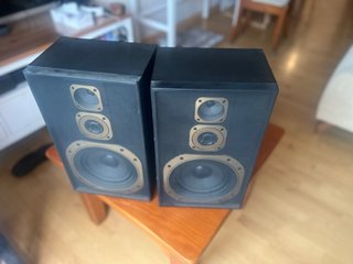 Altavoces negros y dorados