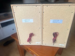 Altavoces negros y dorados