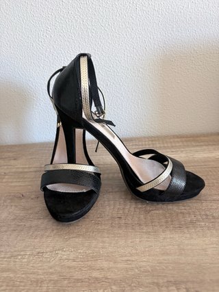 Sandalias elegantes Xti negras y doradas