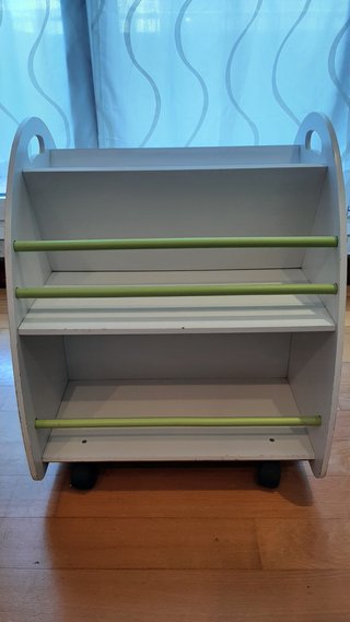 Estantería infantil con ruedas