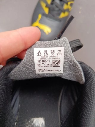 Zapatos de fútbol Puma negros y amarillos