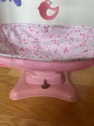 Cuna de juguete rosa con móvil
