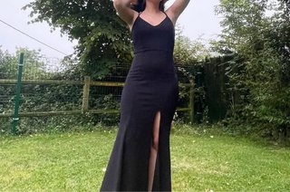 Vestido Negro de Invitada con Cola y Volantes