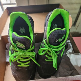 Zapatos de seguridad grises y verdes