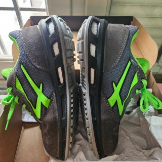 Zapatos de seguridad grises y verdes