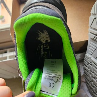 Zapatos de seguridad grises y verdes