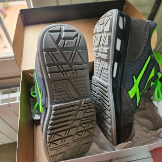 Zapatos de seguridad grises y verdes