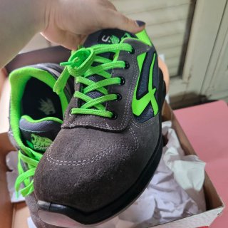 Zapatos de seguridad grises y verdes