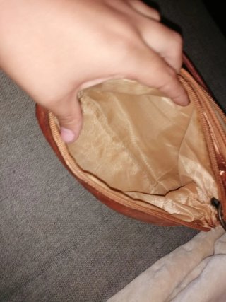 Bolso bandolera con tachuelas