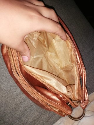 Bolso bandolera con tachuelas