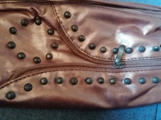 Bolso bandolera con tachuelas