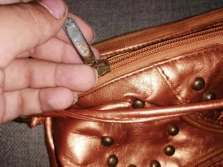 Bolso bandolera con tachuelas