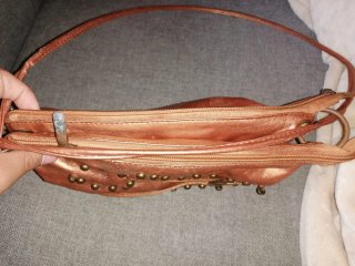 Bolso bandolera con tachuelas