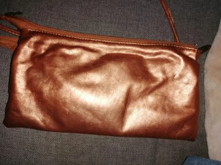 Bolso bandolera con tachuelas