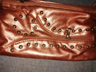 Bolso bandolera con tachuelas