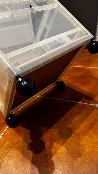 Cajón de plástico con ruedas