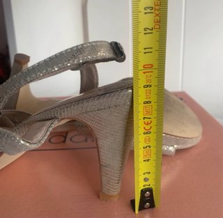 Sandalias de fiesta doradas y plateadas