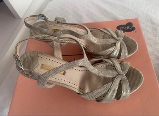 Sandalias de fiesta doradas y plateadas