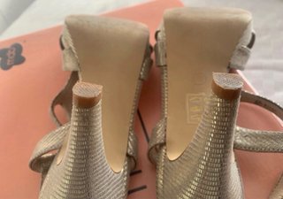 Sandalias de fiesta doradas y plateadas