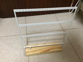 Colgador de joyas blanco y madera