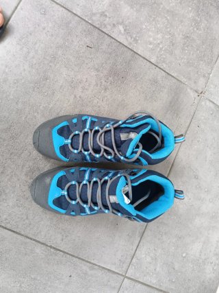 Botas de montaña azules y grises
