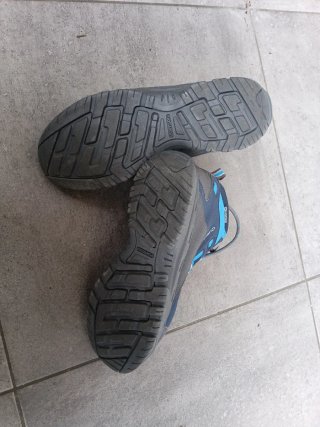 Botas de montaña azules y grises