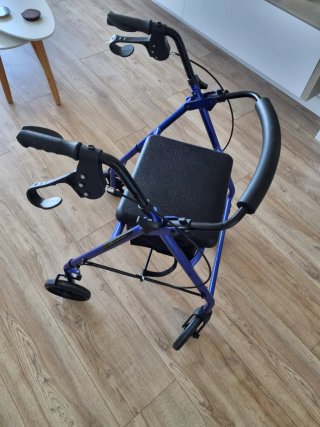 Andador geriatrico abatible