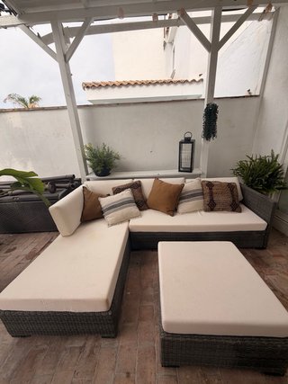 Sofá Chaise Longue y Mesa Auxiliar Exterior