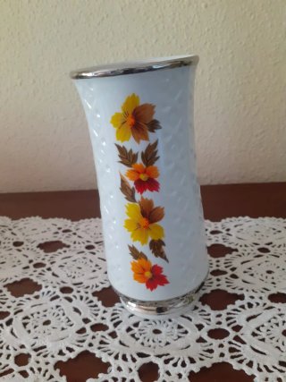 Jarrón de porcelana con flores