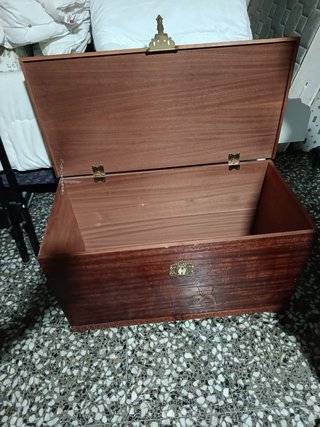 Baúl de madera con detalles dorados