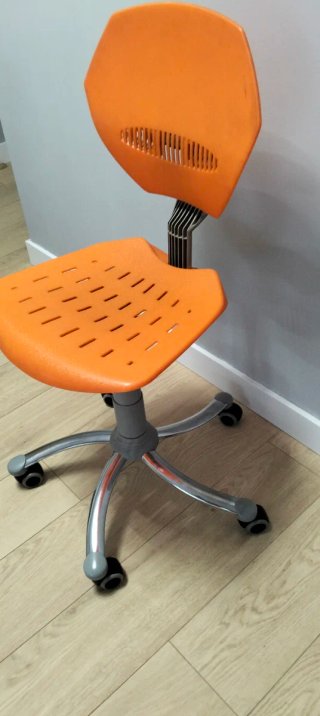 Silla de oficina naranja y plateada infantil