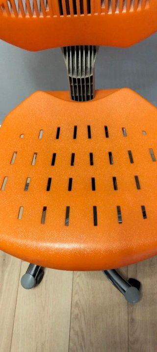 Silla de oficina naranja y plateada infantil