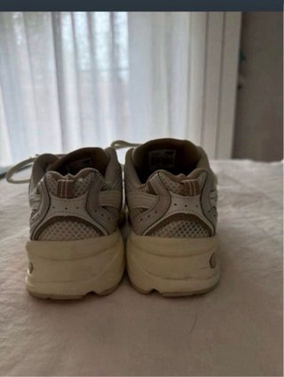 Zapatillas New Balance Beige y Blancas